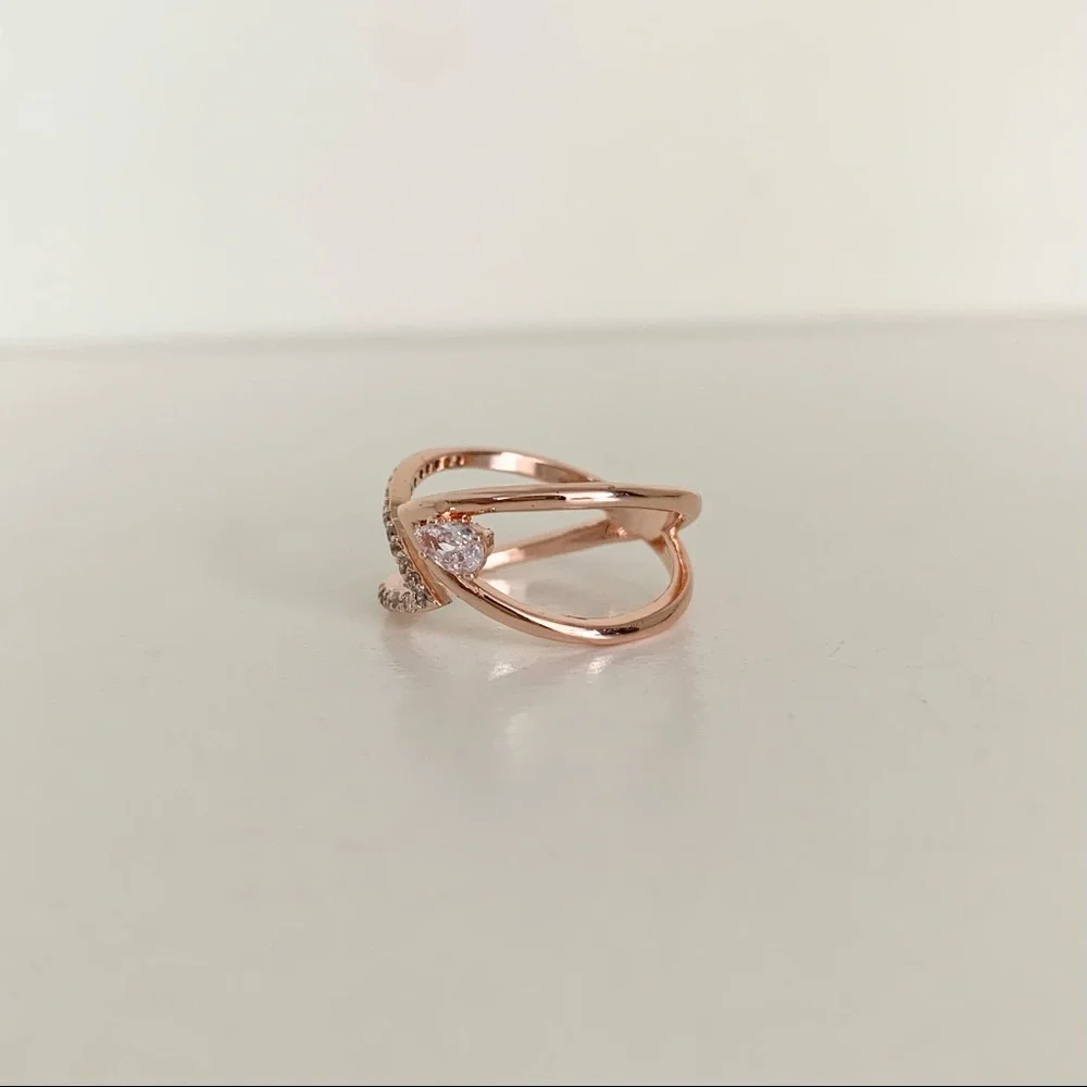 NWOT Rose gold X ring